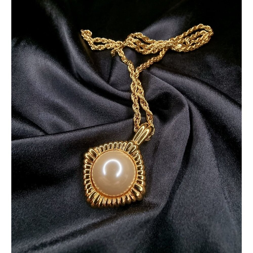 Vintage KJL Gold-Tone Chain Necklace W/ Faux Pearl Pendant Statement Jewelry Tim